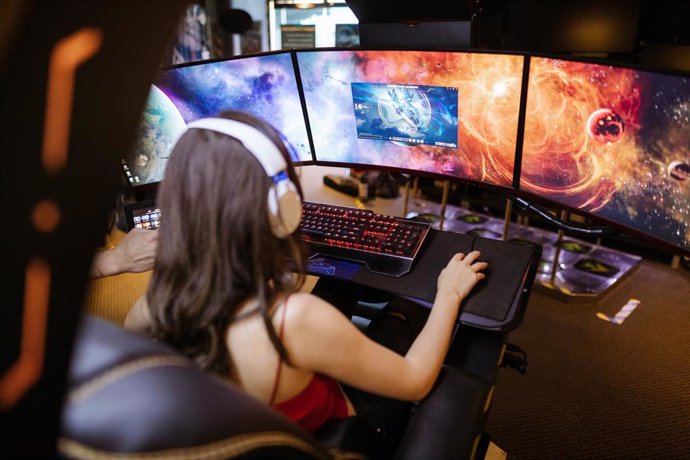 Una chica jugando a videojuegos