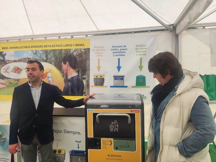 Fernando Baena y Ana Alegre muestran la papelera solar de plástico