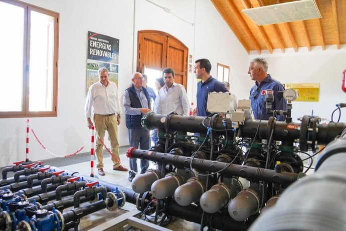 Mazón se reúne con representantes de la Asociación Valenciana de Agricultores (AVA)