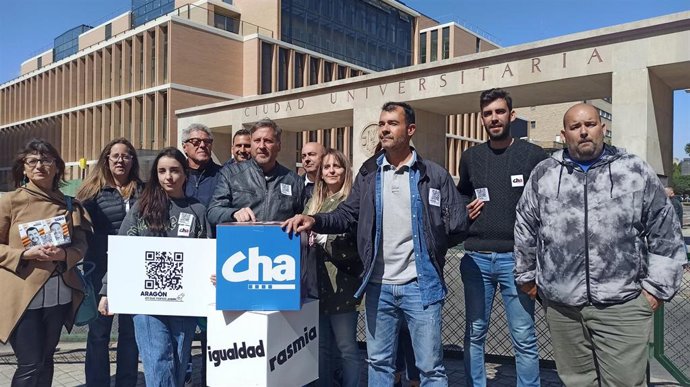 El candidato de CHA a la Presidencia de Aragón, José Luis Soro, y el candidato a la Alcaldía de Zaragoza, Chuaquín Bernal, presentan las propuestas en materia de juventud, en la Plaza de San Francisco.