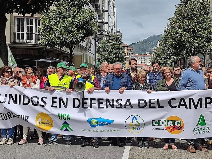 Miembros del PP durante la movilización convocada por las organizaciones agrarias.