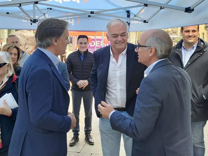 El Vicesecretario General Del Partido Popular, Esteban González Pons (C), Junto A Integrantes Del PP De Salamanca