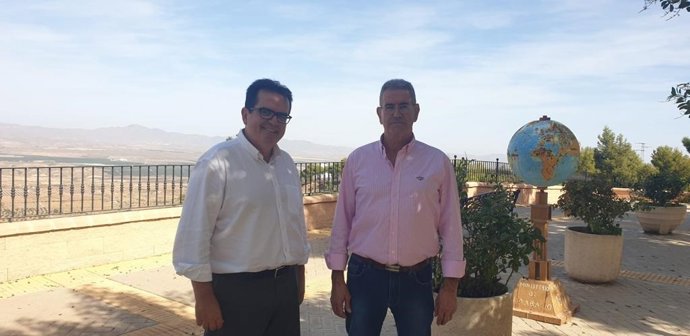 El diputado de Fomento, Antonio Jesús Rodríguez, con el alcalde de Turrillas, Juan Antonio Segura