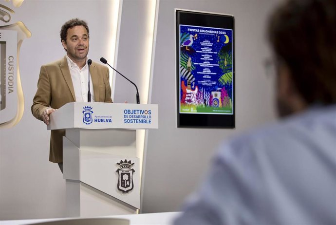 El teniente alcalde de Cultura del Ayuntamiento de Huelva, Daniel Mantero, presenta el cartel musical de las Colombinas 2023.
