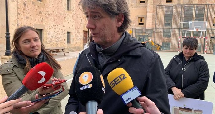 Carlos Martínez repasa los proyectos para el barrio de El Calaverón.