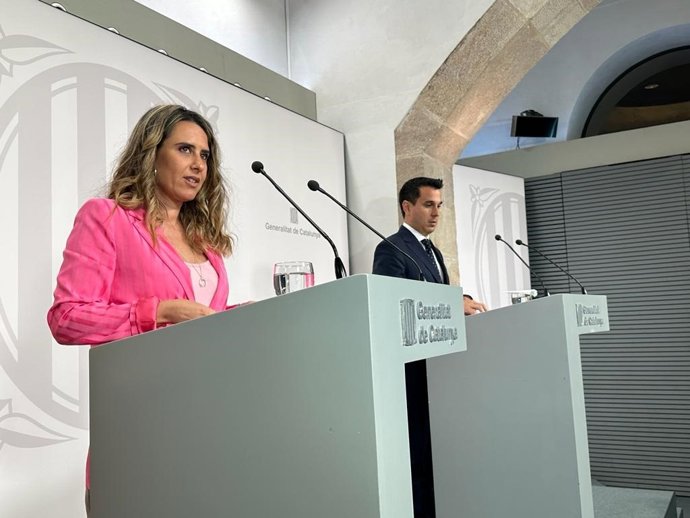 La portavoz del Govern, Patrícia Plaja, con el director de l'ACA, Samuel Reyes