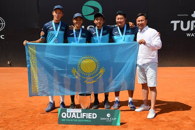 Kazakhstan Junior Boys team: vice-president of the Kazakhstan Tennis Federation Dias Doskarayev, team captain Sergey Kvak, Zangar Nurlanuly, Amir Omarkhanov, and Damir Zhalgasbay