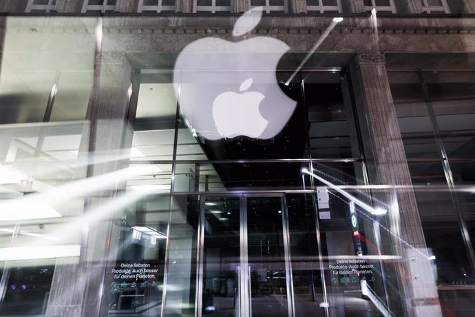 FILED - 01 May 2023, Hamburg: The logo of the US technology company Apple is seen at night at the Apple Store Jungfernstieg in the city center. Photo: Christian Charisius/dpa