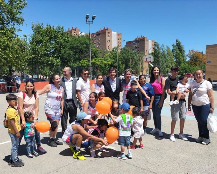 Giner en un acto con familias