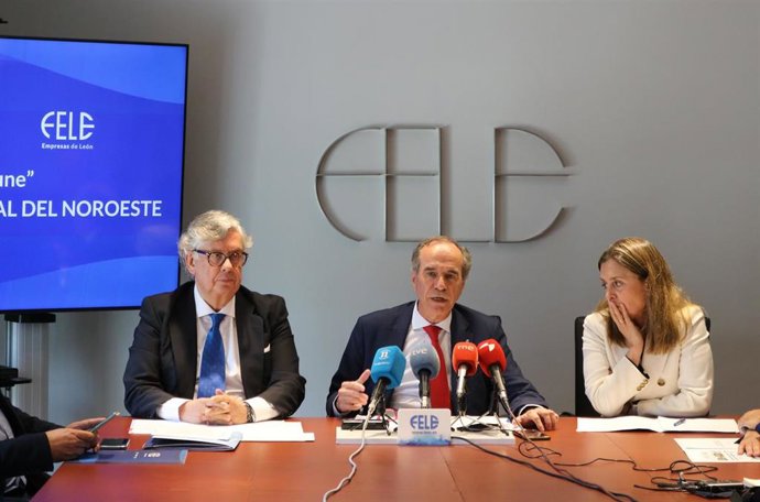 De izquierda a derecha, el presidente de la CEG, Juan Vieites; el presidente de la Fele, Juan María Vallejo; y la presidenta de Fade, María Calvo.