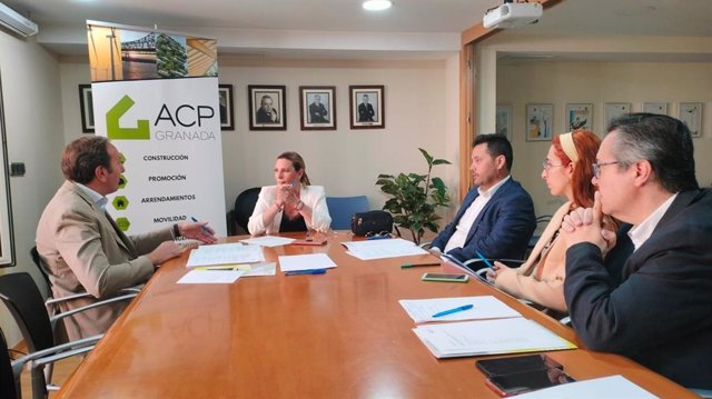 La candidata de Ciudadanos a la Alcaldía de Granada, Concha Insúa, se ha reunido este martes con la Asociación de Constructores y Promotores (ACP) .