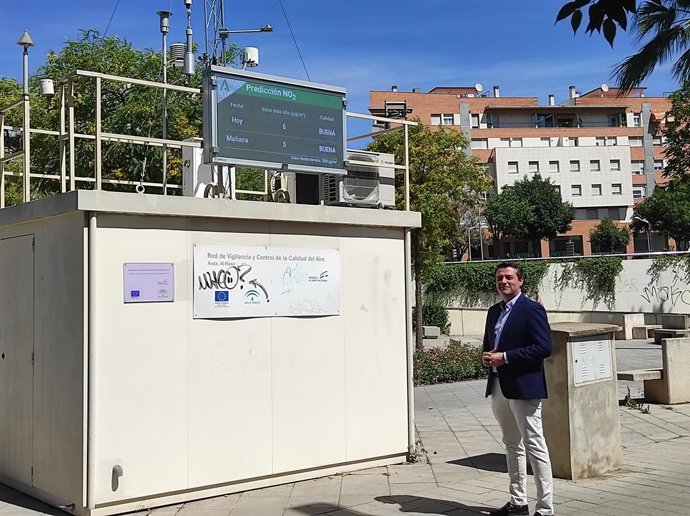 El candidato del PP a la reelección como alcalde de Córdoba, José María Bellido, en una estación de la Red de Vigilancia y Control de la Calidad del Aire.