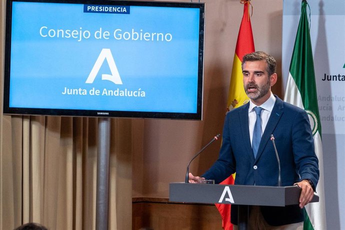El consejero de Sostenibilidad, Medio Ambiente y Economía Azul y portavoz del Gobierno, Ramón Fernández Pacheco, en la rueda de prensa posterior al Consejo de Gobierno andaluz en el Palacio de San Telmo, a 16 de mayo de 2023 en Sevilla (Andalucía, Españ