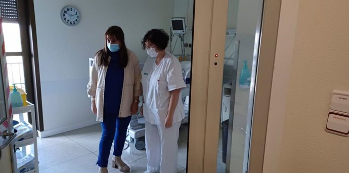 La consejera, Sira Repollés, visita una de las habitaciones junto a la especialista en Medicina Interna, Esther del Corral.