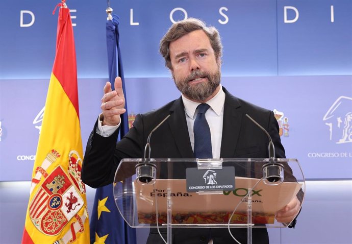 El portavoz de Vox en el Congreso, Iván Espinosa de los Monteros,  durante una rueda de prensa posterior a la reunión de la Junta de Portavoces, en el Congreso de los Diputados, a 16 de mayo de 2023, en Madrid (España).
