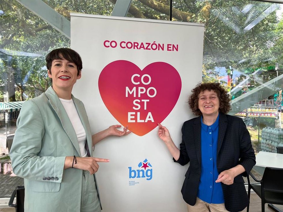 La portavoz nacional del BNG, Ana Pontón, y la candidata del BNG en Santiago de Compostela, Goretti Sanmartín, en la presentación de las propuestas de turismo para la capital gallega