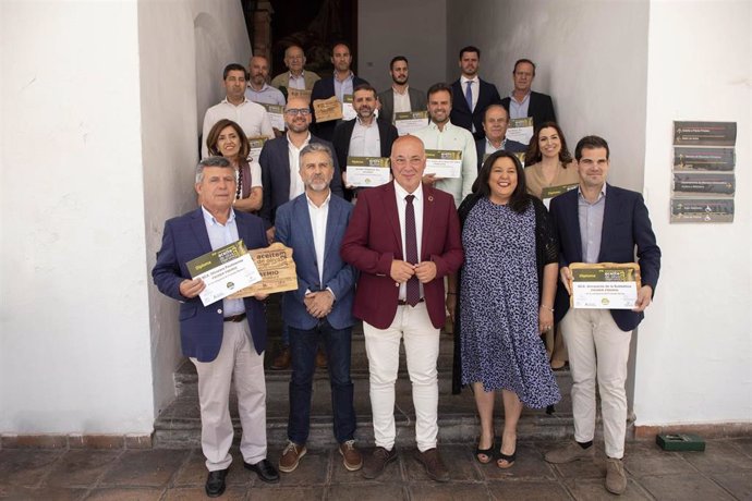 El presidente de la Diputación de Córdoba, Antonio Ruiz (centro), junto a autoridades y premiados.