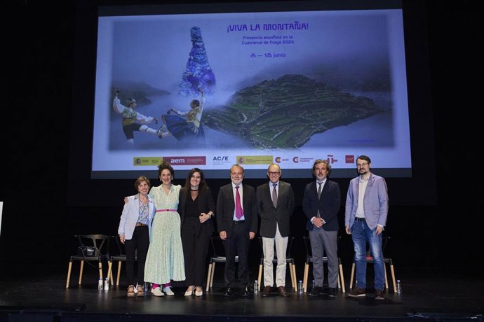 España propone una serie de instalaciones en las que lo folclórico y la tradición popular conectan con la idea de excepción temporal y ritual colectivo del hecho escénico.