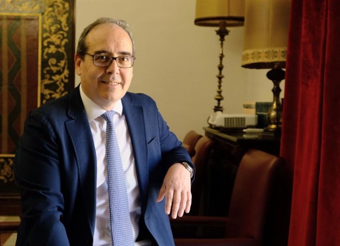 El catedrático de Mecánica de Medios Continuos y Teoría de Estructuras Andrés Sáez es el nuevo director de la Escuela Técnica Superior de Ingeniería de la Universidad de Sevilla.