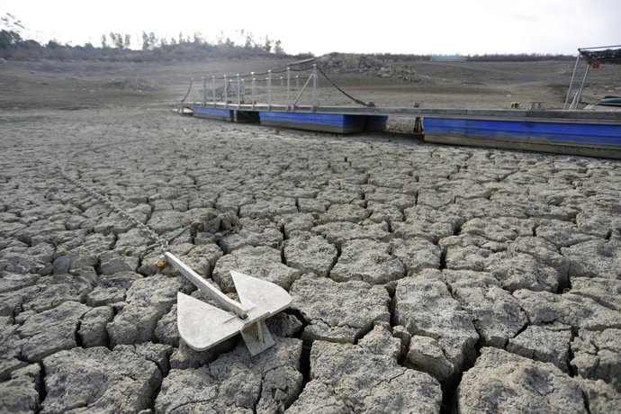 Archivo - El embalse de La Viñuela, ubicado en La Axarquía, se encuentra al 15% de su capacidad total a causa de la sequía provocada por la falta de precipitaciones en este invierno a19 de febrero de 2022 Málaga, Andalucía.