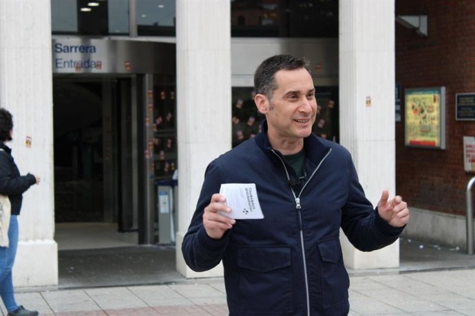 El candidato de EH Bildu a diputado general de Bizkaia, Iker Casanova, en el Hospital de Cruces de Barakaldo.