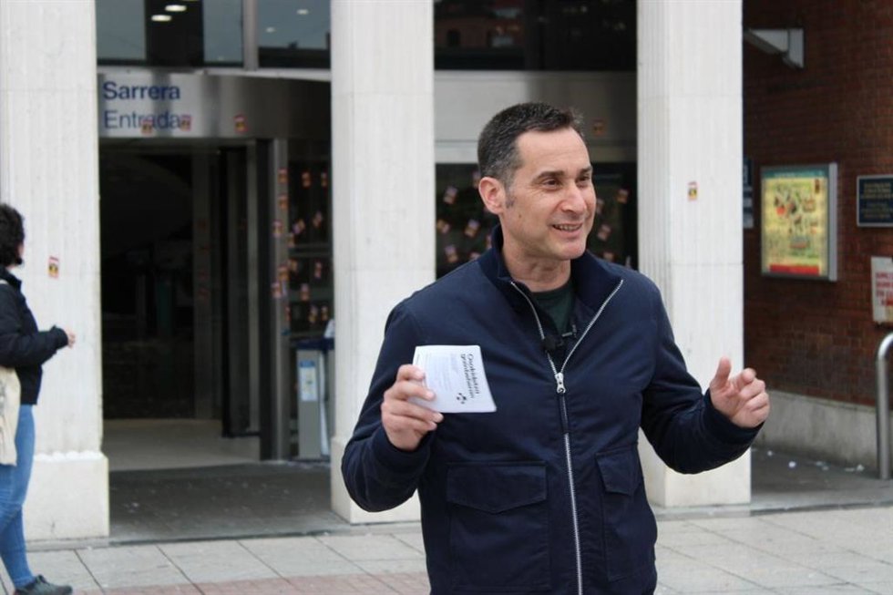 El candidato de EH Bildu a diputado general de Bizkaia, Iker Casanova, en el Hospital de Cruces de Barakaldo.