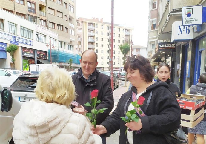 El candidato del PSE a la Alcaldía de Barakaldo, Carlos Fernández, reparte rosas.