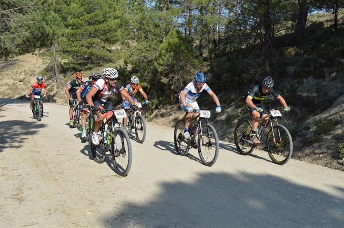 Archivo - Ciclistas en la maratón BTT de 2019