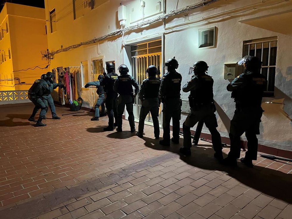 Archivo - Intervención de la Guardia Civil en una vivienda en el Campo de Gibraltar.