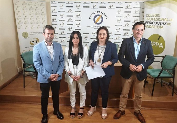 Los candidatos junto a las moderadoras del debate.