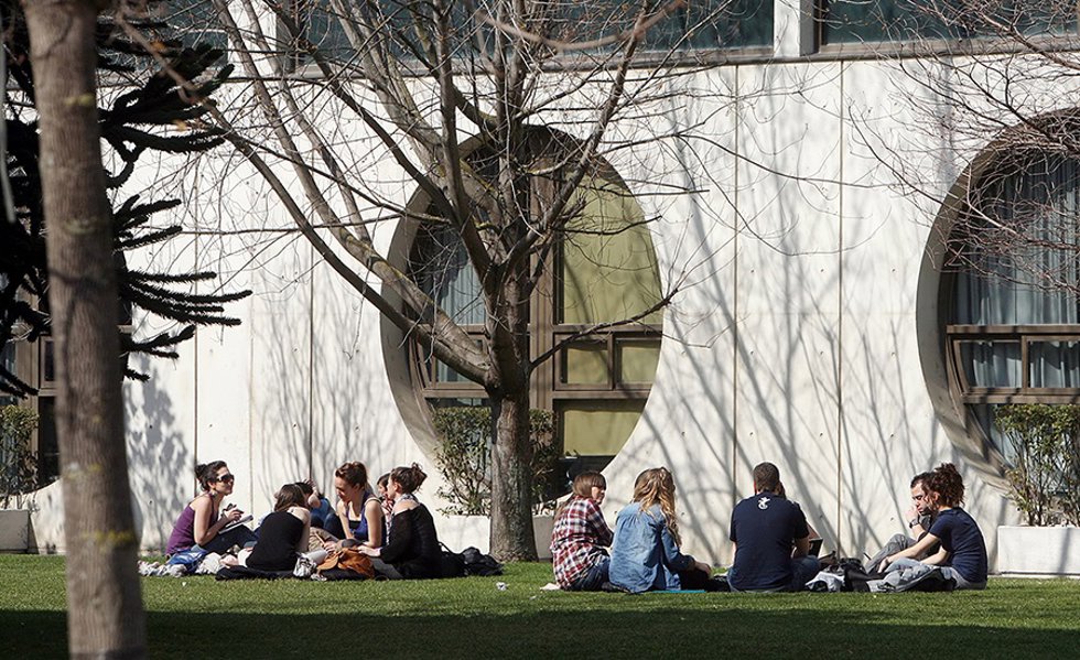 Archivo - Estudiantes en el campus.