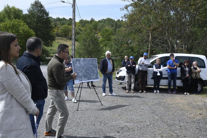 El conselleiro do Medio Rural, José González, y el alcalde de Monterrei, José Luis Suárez, han mantenido una reunión con vecinos de este ayuntamiento ourensano, para informarles de las ventajas que presentan los instrumentos de movilización de tierras