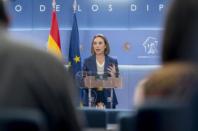La portavoz del PP en el Congreso, Cuca Gamarra, durante una rueda de prensa en el Congreso.