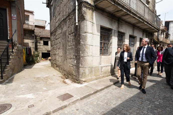 El titular del Ejecutivo autonómico, Alfonso Rueda, visita Cortegada (Ourense) acompañado por la conselleira de Medio Ambiente, Territorio e Vivenda, Ángel Vázquez
