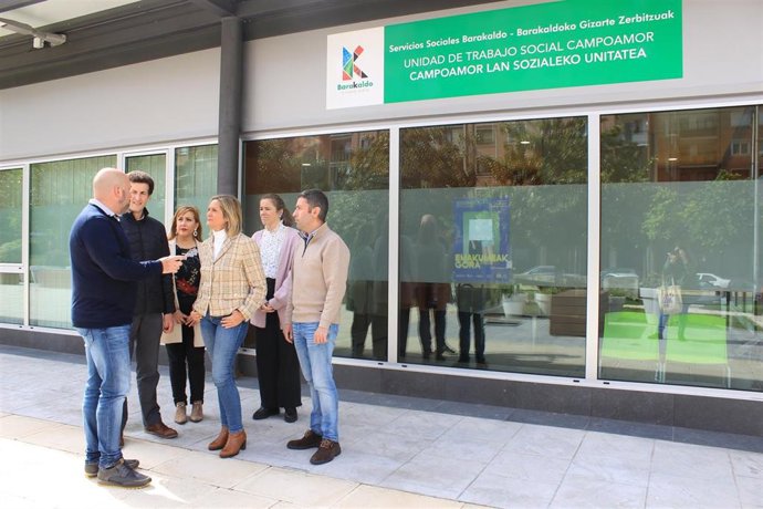Amaia del Campo junto al equipo del PNV en las nuevas instalaciones del servicio social de San Vicente.