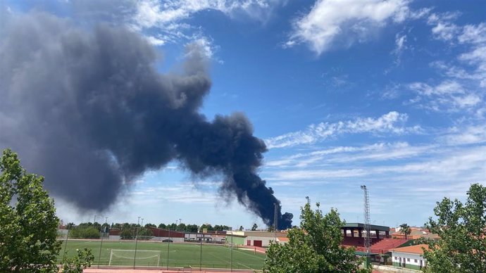 Imagen de la humareda provocada por el incendio en la planta de reciclaje en Almendralejo.