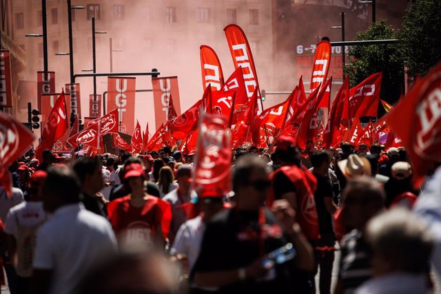 Manifestantes durante la marcha por el Día Internacional de los Trabajadores, a 1 de mayo de 2023, en Madrid (España).