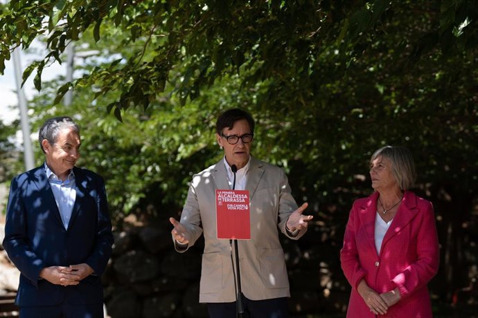 El expresidente del Gobierno José Luis Rodríguez Zapatero, el primer secretario del PSC, Salvador Illa, y la alcaldable del PSC en Terrassa Eva Candela.