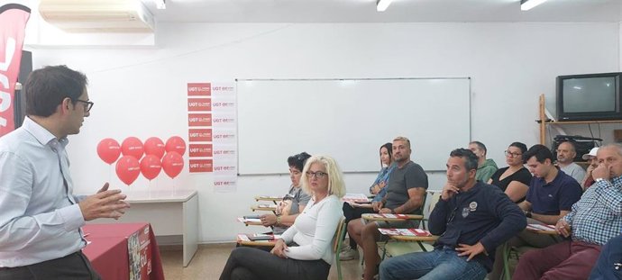 El conseller Iago Negueruela durante una reunión con UGT Menorca