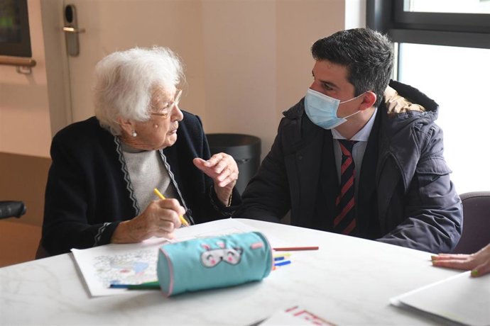 El portavoz y candidato del PSOE a la Alcaldía de Santander, Daniel Fernández, durante su visita a San Cándido