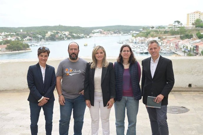 La portavoz nacional de Ciudadanos y candidata al Govern, Patricia Guasp, junto con el candidato de Ciudadanos a la alcaldía de Mahón, Borja Goñalons
