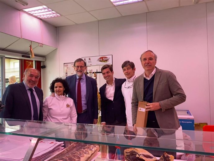 El expresidente del Gobierno de España y expresidente del PP, Mariano Rajoy, visita varios comercios en Calatayud (Zaragoza) y hace un paseo ciudadano con los candidatos del PP a la Alcaldía, José Manuel Aranda, y a la Presidencia de Aragón, Jorge Azcón
