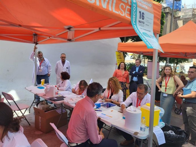 Carpas instaladas en las Setas de la Encarnación para hacer test con los que detectar la celiaquía de manera precoz.