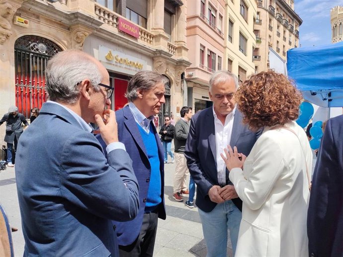 El vicesecretario general del Partido Popular, Esteban González Pons, ha pedido al Gobierno que Salamanca recupere la cuarta frecuencia en la conexión por tren con Madrid, así como más fondos para la potenciación de la enseñanza del español en la ciudad.