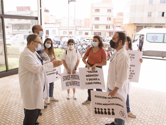 Archivo - Varias personas participan en la manifestación convocada en el Hospital Comarcal de Melilla por la plataforma FSE Unida como protesta al sistema de adjudicación de plazas para el MIR este año, a 25 de mayo de 2021, en Melilla (España).