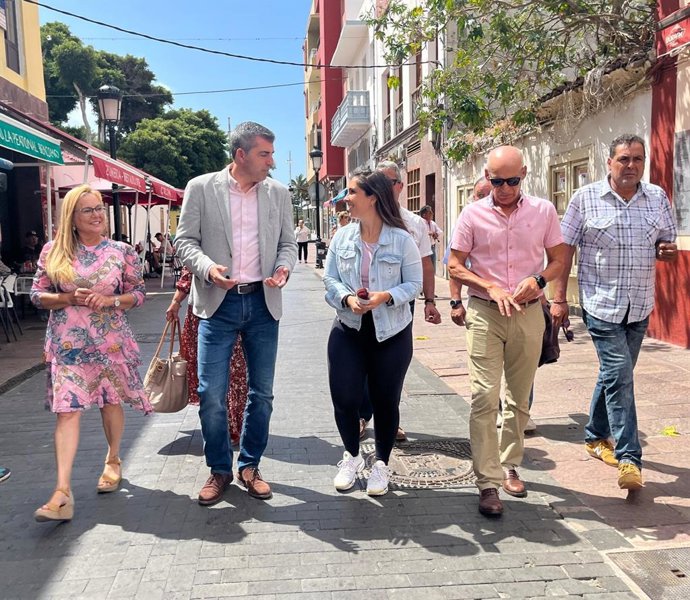 El presidente del Partido Popular de Canarias y candidato a la Presidencia del Gobierno autonómico, Manuel Domínguez, realiza un paseo por San Sebastián de La Gomera