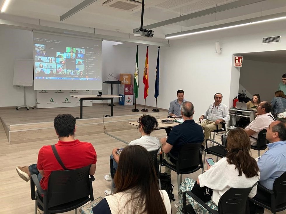 La Junta informa a entidades locales y tercer sector de un programa para personas sin hogar.