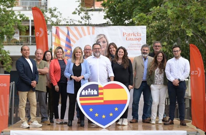 La portavoz nacional de Ciudadanos y candidata al Govern, Patricia Guasp, junto con el candidato de Ciudadanos a la alcaldía de Marratxí, José María Amengual, durante la presentación de la candidatura de Amengual