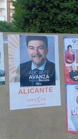 Un cartel electoral de Ciudadanos tapado por uno del PP.