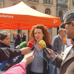 La candidata de Ciudadanos Salamanca, Ana Suárez, atiende a los medios este martes.